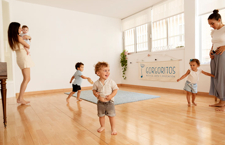 Peque feliz en una clase de Gorgoritos